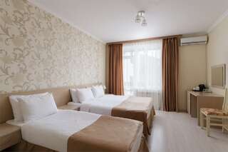 Гостиница Эльпида Бутик-отель Красная Поляна Улучшенный трехместный номер с балконом и видом на горы-2